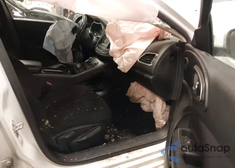 2015 Chrysler 200 Limited z USA, uszkodzony, nr VIN 1C3CCCAB1FN719148